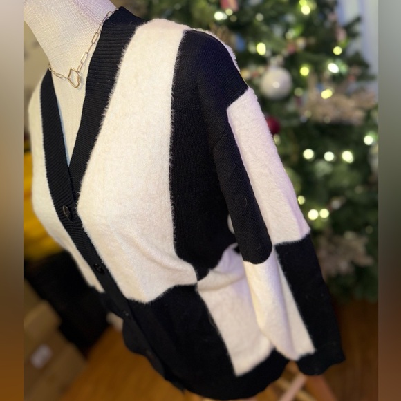 ☃️BOGO50%☃️ 🆕🖤EESOME: Large Checkered Woven Button Front Cardigan SIZE S/M - Picture 12 of 14